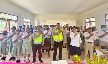 Police-Goes-To-School,-Sat-Lantas-Polres-Belu-Ajak-Pelajar-SMA-Santa-Angela-Jadi-Pelopor-Keselamatan-Berlalu-Lintas