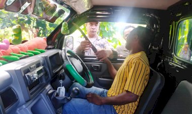 Bawa-Senjata-Tajam-Saat-Bepergian,-Pengendara-Roda-Empat-Terjaring-Razia-Operasi-Pekat-Polres-Belu