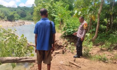 Hujan-Belum-Mereda,-AIPDA-Apsalom-Bersama-Babinsa-Imbau-Warga-di-Bantaran-Sungai-Waspada-Banjir-dan-Tanah-Longsor