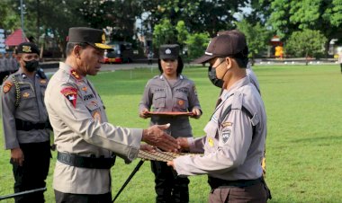 Berprestasi-dalam-Menjalankan-Tugasnya,-Dua-Anggota-Satpam-ini-Diganjar-Penghargaan-dari-Kapolda-NTT