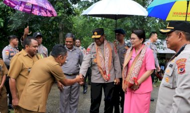Kapolda-NTT--dan-Ketua-Bhayangkari-Daerah-NTT--berkunjung-ke-kediaman-Nono-sang-juara-dunia-Matematika