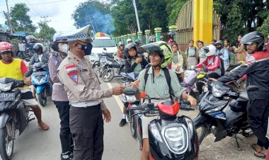 Patroli-di-Jam-Pulang-Sekolah,-Satgas-Ops-Keselamatan-Polres-Belu-Beri-Hadiah-untuk-Pelajar-yang-Tertib-Berlalu-Lintas