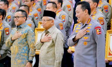 Terima-Penghargaan-dari-Pemerintah,-Kapolri-Komitmen-Terus-Tingkatkan-Layanan-Publik