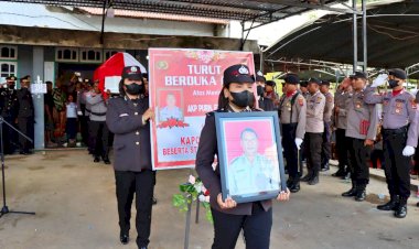 Upacara-Kedinasan-Polri,-Hantarkan-AKP-Purn.-Eximus-Panie-Menuju-Tempat-Peristirahatan-Terakhir