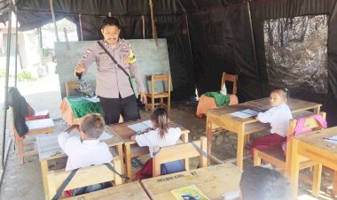 Sambang-ke-SDI-Kewar,-Brigpol-Ricky-Botun-Mendadak-Jadi-Guru-dan-Beri-Motivasi-Semangat-Belajar-untuk-Anak-anak