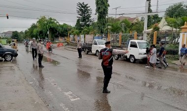 Kembali-Dibalut-Hujan,-Personel-Operasi-Semana-Santa-Polres-Belu-Siaga-Amankan-Misa-Perayaan-Paskah-II