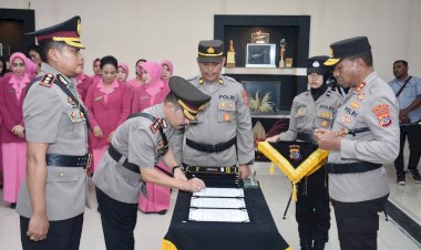 Resmi-Berganti,-AKBP-Yosep-Krisbiyanto-Serahkan-Tongkat-Komando-Kapolres-Belu-ke-AKBP-Richo-Nataldo-Devallas-Simanjuntak