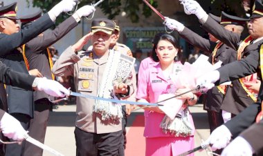 Sapaan-Adat-Hingga-Tradisi-Pedang-Pora-Sambut-Kedatangan-Pejabat-Baru-Kapolres-Belu,-AKBP-Richo-Nataldo-Devallas-Simanjuntak