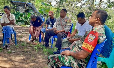 Sinergitas-TNI-Polri,-Bhabinkamtibmas-Umaklaran-Polres-Belu-bersama-Babinsa-Sambangi-Warga-Beri-Pesan-Kamtibmas