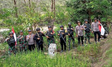 Sinergi-untuk-Negeri,-Polres-Belu-Bersama-Brimob-dan-TNI-di-Laktutus-Kompak-Patroli-Jalan-Kaki-Jamin-Keamanan-di-Perbatasan-RI-RDTL