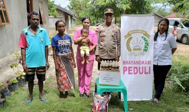 Peduli-Tumbuh-Kembang-Anak,-Polsek-Raihat-Bersama-Bhayangkari-Pantau-dan-Salurkan-Bantuan-untuk-Dua-Penderita-Stunting