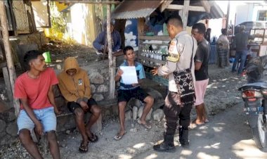 Bawa-Pesan-dari-Kapolres-Belu,-Polsek-Jajaran-Serentak-turun-Bagi-Brosur-Imbauan-Waspada-Tindak-Pidana-Perdagangan-Orang