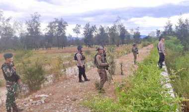 Cegah-Tindak-Kejahatan-di-Batas-Negara,-Personel-Pos-Pam-Bulilalu-Bersama-TNI-dan-Brimob-Gelar-Patroli-Perbatasan