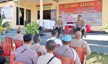 Kunjungan-ke-Polsek-Raimanuk,-Kapolres-Belu-Ingatkan--Anggota-Jauhi-Pelanggaran-dan-Tetap-Jaga-Kekompakan