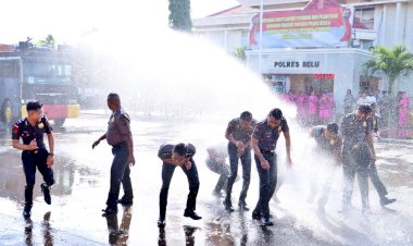 Seru-dan-Berkesan,-33-Personel-Polres-Belu-dan-Brimob-Dihujani-Water-Canon-Usai-Upacara-Kenaikan-Pangkat