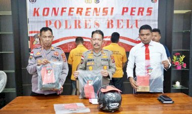 Hadirkan-Tersangka-HS-dan-Barang-Bukti,-Polres-Belu-Gelar-Konferensi-Pers-Pengungkapan-Kasus-Pencurian-HP-di-Pasar-Baru-Atambua