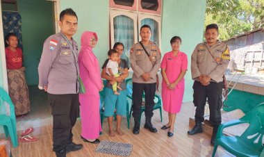 Kunjungan-di-Bulan-ke-IV,-Polsek-Lamaknen-Bersama-Bhayangkari-Kembali-Beri-Bantuan-ke-Anak-Asuh-Penderita-Stunting-di-Desa-Persiapan-Weluli