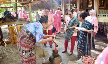 Dukung-Kebudayaan-di-Sikka,-Ketua-Umum-Bhayangkari-Ny.-Juliati-Sigit-Prabowo-Kunjungi-Sangar-Tenun-Ikat-Lepo-Lorun