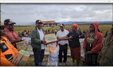 Kapolri-Salurkan-264,7-Ton-Beras-dan-1.500-Sembako-untuk-Warga-Papua-yang-Terdampak-Kekeringan