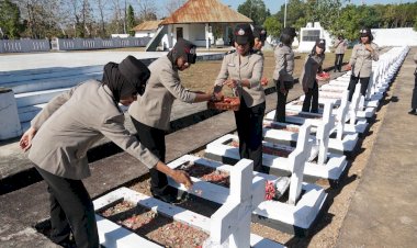Jelang-Hari-Jadi-Polwan-ke-75,-Srikandi-Polwan-Polres-Belu-Tabur-Bunga-di-Taman-Makam-Pahlawan-Seroja