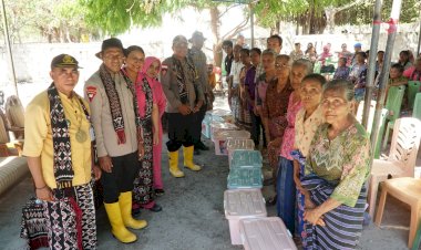 Kapolda-dan-Ketua-Bhayangkari-Daerah-NTT-Beri-Sumbangan-100-Paket-Bansos-dan-2-Sumur-Bor-di-Pulau-Ndao.-