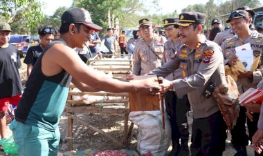 Setelah-di-Hadiahi-Pasar-UMKM-Atasi-Kemacetan,-Para-Pedagang-di-Halilulik-dapat-Bangku-dan-Terpal-Gratis-dari-Kapolres-Belu