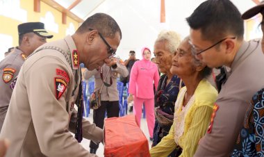 Kapolda-dan-Ketua-Bhayangkari-Daerah-NTT-Menyentuh-Hati-Masyarakat-Lansia-di-Sabu-Raijua,-