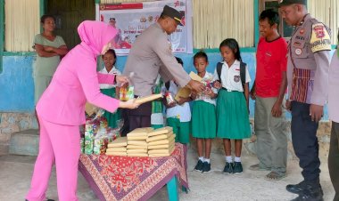 Peduli-Pendidikan,-Polsek-Tasifeto-Timur-Salurkan-Buku-dan-Alat-Tulis-Untuk-Anak-anak-Sekolah-Dasar-di-Perbatasan