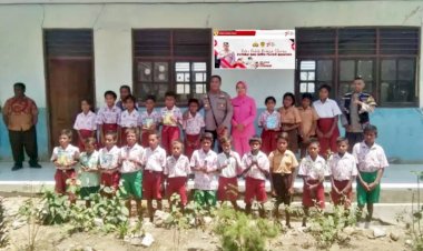 Hadir-di-Batas-Negeri,-Polsek-Lasiolat-dan-Bhayangkari-Salurkan-Buku-dan-Alat-Tulis-Untuk-Pelajar-SDI-Takarabat