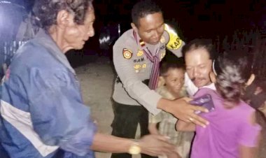 Didatangi-Malam-Hari,-Ayah-Sebastianus-Fahik-Tak-Kuasa-Menahan-Tangis-Terima-Bantuan-Sembako-Hingga-Peralatan-Tukang-dari-Kapolres-Belu-dan-Ketua-Bhayangkari