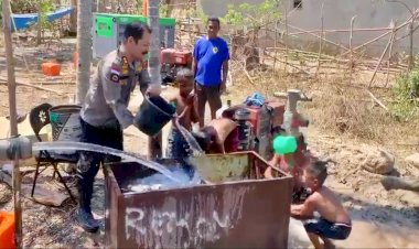 Berhasil-Upayakan-Sumur-Bor-untuk-Masyarakat,-Kapolres-Belu-Ikut-Basah-basahan-Bersama-Anak-anak-di-Dusun-Terpencil-Tukunu