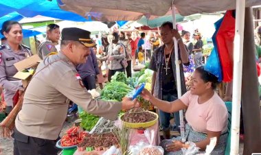 Cooling-System-Jelang-Pemilu,-Ini-yang-Dilakukan-Kapolres-Belu,-AKBP-Richo-N.D-Simanjuntak-Saat-Blusukan-ke-Pasar-Baru