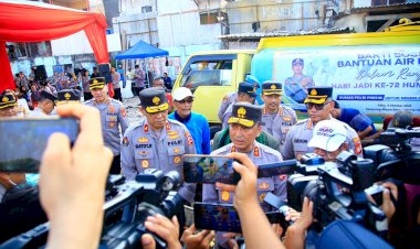 Hari-Jadi-Ke-72-Humas-Polri-Dirayakan-Dengan-Berbagi-Air-Bersih