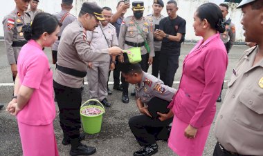 Seru-dan-Berkesan,-33-Personel-yang-Naik-Pangkat-Dapat-Siraman-Air-Kembang-dari-Kapolres-Belu-dan-Dihujani-Water-Canon