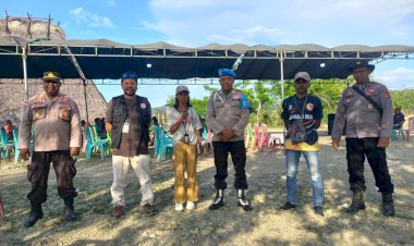 Turun-ke-Rumah-Adat-Uma-Metan,-Aparat-Polsek-Kakuluk-Mesak-Amankan-Pertemuan-Terbatas-Calon-Legislatif-Partai-Nasdem