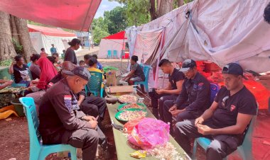 Sat-Brimob-Polda-NTT-Bangun-Dapur-Umum-dan-Masak-Untuk-Pengungsi-Korban-Erupsi-Gunung-Lewotobi-