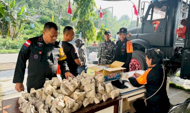 Brimob-Polda-NTT-Sediakan-Dapur-Lapangan-untuk-Korban-Erupsi-Gunung-Lewotobi.-