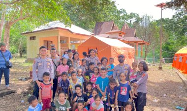 Misi-Kemanusiaan,-Tim-Trauma-Healing-Polwan-Ditsamapta-Polda-NTT-Mendekatkan-Harapan-di-Tengah-Erupsi.,-