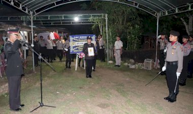 Upacara-Kedinasan-Polri,-Hantarkan-AIPTU-Purn.Darwis-Bay-Menuju-Tempat-Peristirahatan-Terakhir