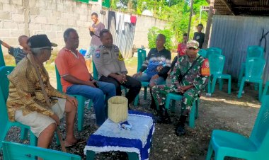Turut-Belasungkawa,-Bhabinkamtibmas-Maumutin-Polres-Belu-bersama-Babinsa-Melayat-Warga-Binaannya-yang-Tutup-Usia