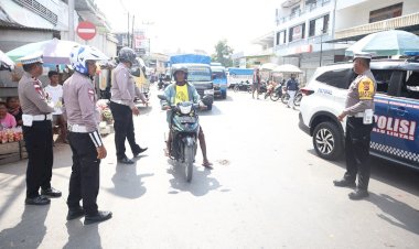 Dua-Hari-Turun-Operasi,-Satgas-Ops-Keselamatan-2024-Polres-Belu-Gelar-Patroli-Sembari-Imbau-Pengendara-Tertib-Berlalu-Lintas