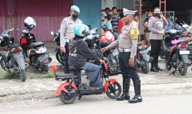 Hari-ke-8-Operasi-Keselamatan-2024,-Kasat-Lantas-Polres-Belu-Beri-Edukasi-dan-Larang-Sepeda-Motor-Listrik-Melintas-di-Jalan-Raya