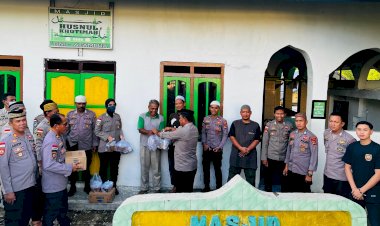 Pupuk-Silaturahmi-di-Bulan-Suci-Ramadhan-1445-H,-Polres-Belu-Turun-ke-Masjid-Bagikan-Takjil-Jelang-Berbuka-Puasa