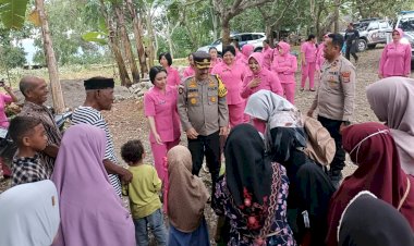 Indahnya-Berbagii-di-Tengah-Ramadhan-2024,-Kapolres-Belu-bersama-Ketua-Bhayangkari-Turun-Bagi-Takjil-untuk-Umat-Muslim-di-Tasifeto-Timur