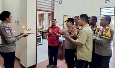 Kapolres-Belu-bersama-Wakapolres-dan-Pejabat-Utama-Beri-Kejutan-Manis-di-Hari-Ulang-tahun-Uskup-Atambua