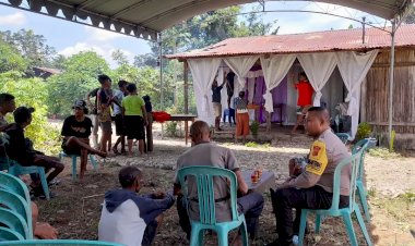 Turut-Belasungkawa,-Bhabinkamtibmas-Manumutin-Polres-Belu-Melayat-Warga-Binaannya-yang-Tutup-Usia