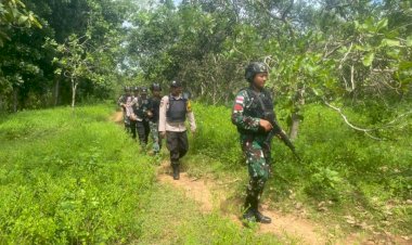 Susuri-Hutan-dan-Pinggir-Sungai,-Personel-Pos-Turiskain-bersama-Yonif-742/SWY-Kompak-Patroli-Jalan-Kaki-Jamin-Keamanan-di-Tapal-Batas