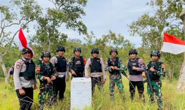 Sinergi-untuk-Negeri,-Polsek-Tastim-Bersama-Satgas-Pamtas-Yonif-742/SWY-Kompak-Patroli-Jalan-Kaki-Jamin-Keamanan-di-Perbatasan