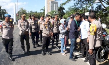 Penuh-Haru,-Kapolres-Belu-Bersama-Ratusan-Anggota-dan-Bhayangkari-Lepas-IPTU-Djafar-Alkatiri-Menuju-Polda-NTT,-Simak-Videonya