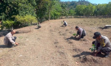Peduli-Lingkungan-yang-Hijau,-Polsek-Kakuluk-Mesak-Sambut-Hari-Bhayangkara-ke-78-dengan-Aksi-Menanam-Pohon